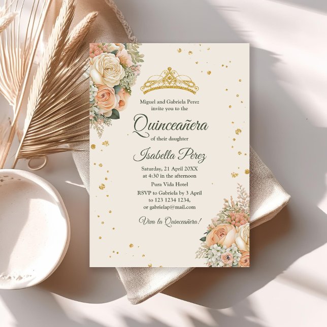 Convites Cream Peach Floral e Dourada Tiara Quinceanera (Cream Peach Floral and Gold Tiara Quinceanera Invitation on a table with neutral decoration.)