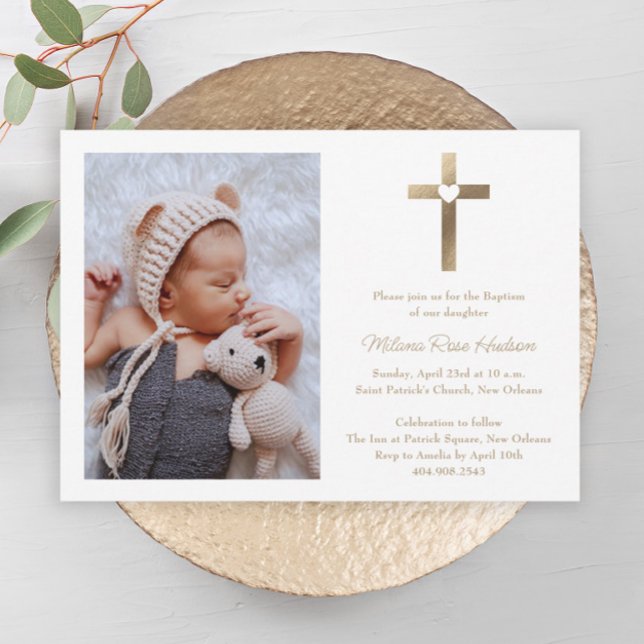 Convites Cruz Dourada Simples com Batismo Fotográfico Cardí (Simple gold cross with heart neutral photo baptism invitation.)