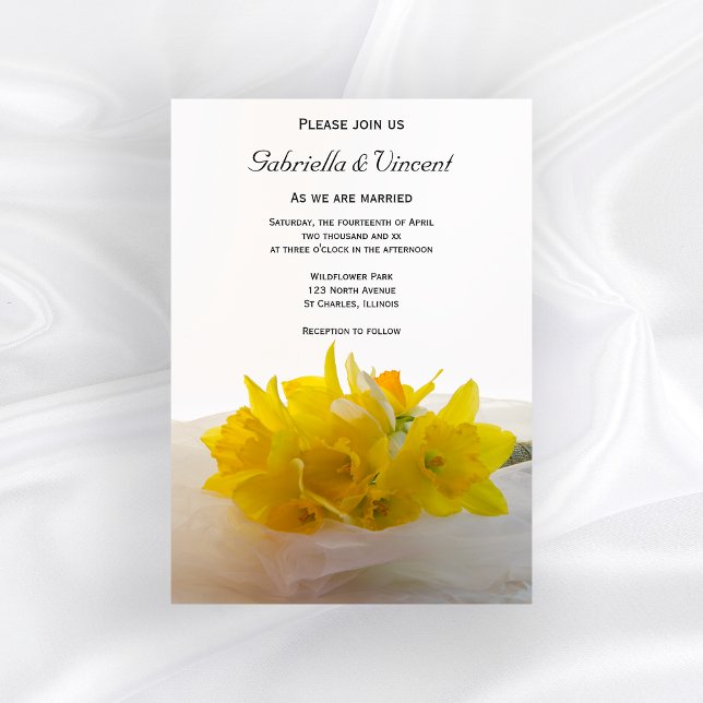 Convites Daffodils Amarelos no Casamento da primavera Branc (Set the tone for your springtime marriage with the Daffodils on White Spring Wedding Invitation.)