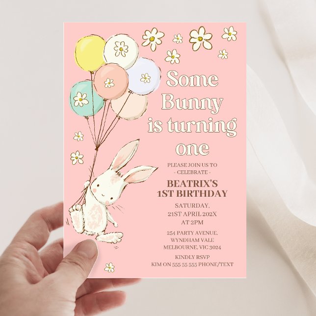 Convites Daisy Rosa, Um Coelhinho Está Virando Um primeiro  (Modern pink some bunny is turning one 1st birthday invitation featuring some balloons and daisies.)