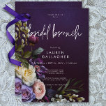 Convites Dark Moody Purple e Cream Floral Bridal Brunch<br><div class="desc">Este design de convite para chá de casamento apresenta um fundo roxo roxo roxo escuro e moderno com um belo spray floral de azul roxo,  marrom,  branco e rosado com folhagem verde escura. Clássico e elegante,  este design pode ser usado em qualquer estação. Criado pela imprensa simplesmente de farmácia.</div>
