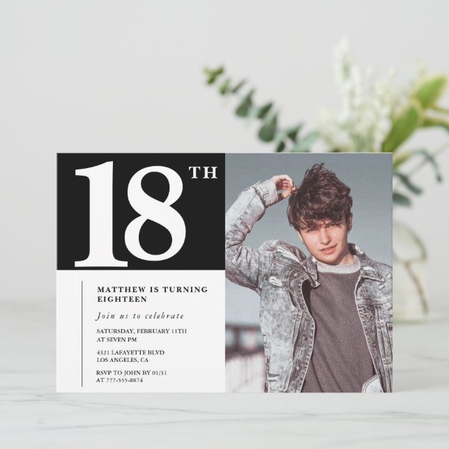 Convites de 18º aniversário Preto Moderno Chic com (Em pé/Frente)