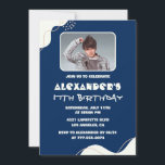 Convites de aniversário de 17 anos simples para ho<br><div class="desc">Convites de aniversário de 17 anos simples para homens foto azul naval moderno</div>
