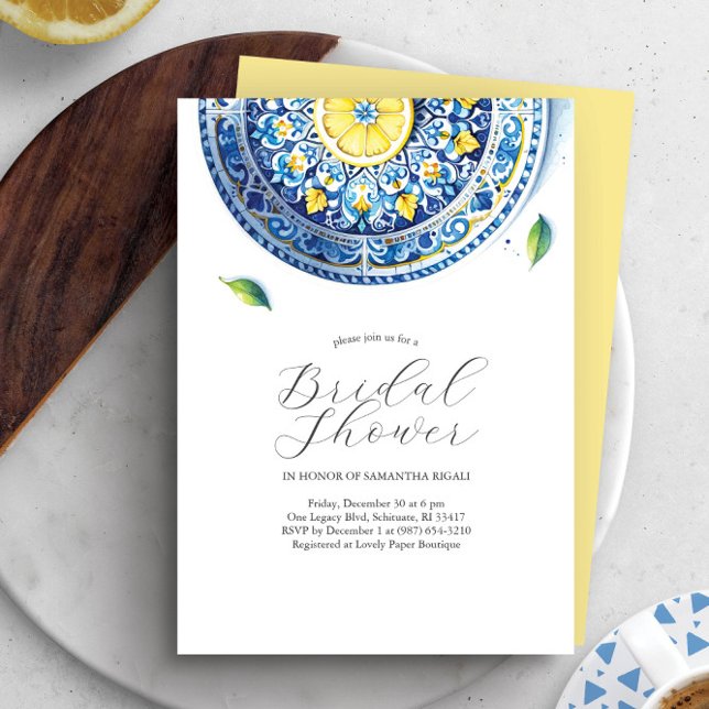 Convites de chá de panela Tema Da Costa Amalfi (Watercolor lemon and blue plate bridal shower invitation design by Victoria Grigaliunas)