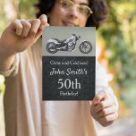 Convites de Festas de aniversário de motocicleta<br><div class="desc">Estes convites são uma forma gentil de convidar seus convidados para uma festa de aniversário celebrando o homem que ama andar de moto. Os convites são duplos,  com o verso incluindo todas as informações da festa. Personalize esses convites para atender às suas necessidades.</div>