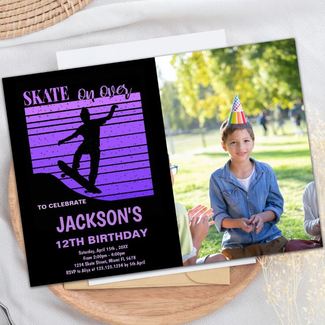 Convites de festas de patinação personalizáveis pa (Purple Skateboard Birthday Invitations w photo)