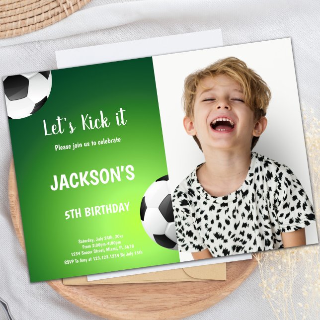 Convites de festas desportivos personalizáveis par (Let's Kick it Green Back Soccer Birthday photo Invitation)