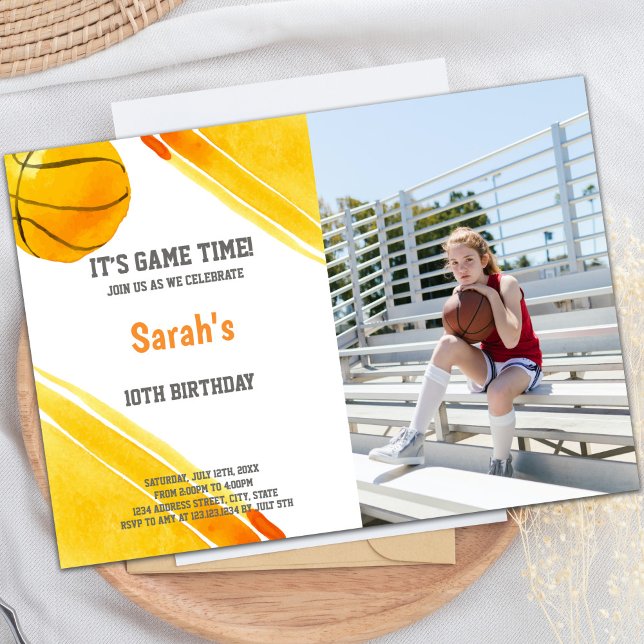 Convites de festas desportivos personalizáveis par (Orange Ball Watercolor Basketball Invitations phot)