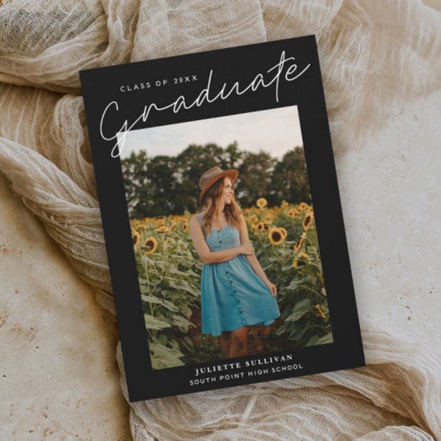 Convites de Formatura com Foto Simples e Letra Mod (Modern script black and white minimal photo graduation invitation.)