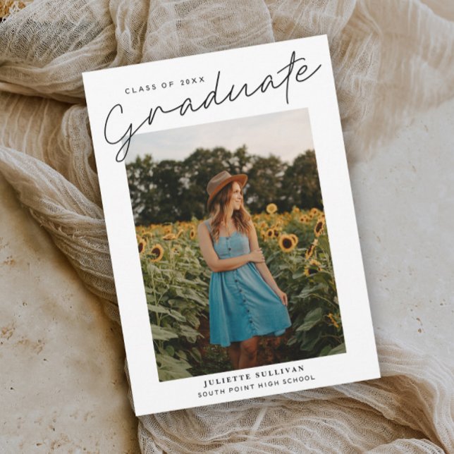 Convites de Formatura de Foto Simples com Script M (Modern script black and white minimal photo graduation invitation.)