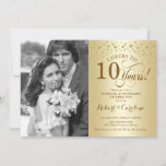 Convites Décimo aniversário de Casamento com Foto - Dourado<br><div class="desc">10º Convite de Aniversário de Casamento com Foto. Design elegante em ouro com fonte de script e confete. Pode ser personalizado para mostrar qualquer ano de casamento. Saúde a 10 anos!</div>