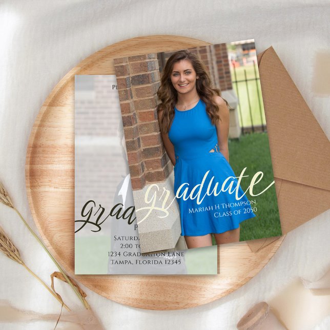 Convites Design de Foto de Formatura com Tipografia Elegant (Elegant typography graduation card with refined script and senior photo layout.)
