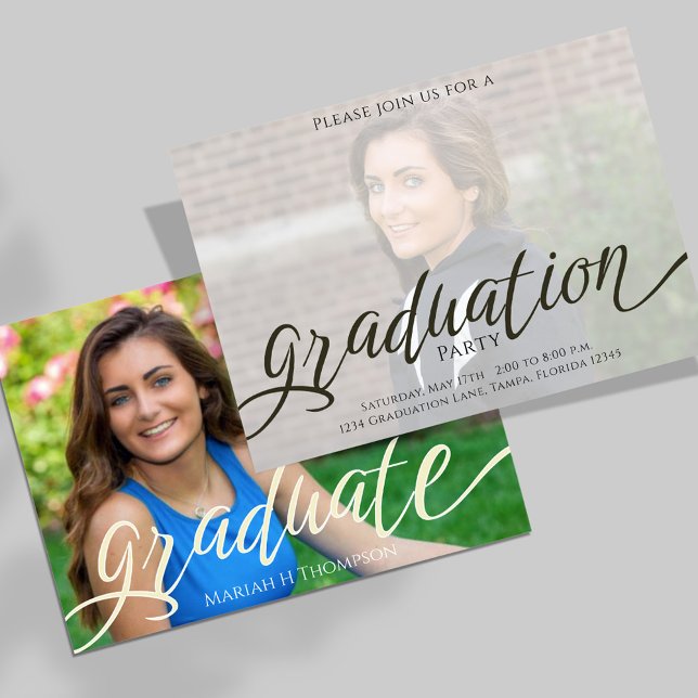 Convites Design de Foto de Script de Formatura Moderno (Stylish graduation photo invitation with minimal script text.)