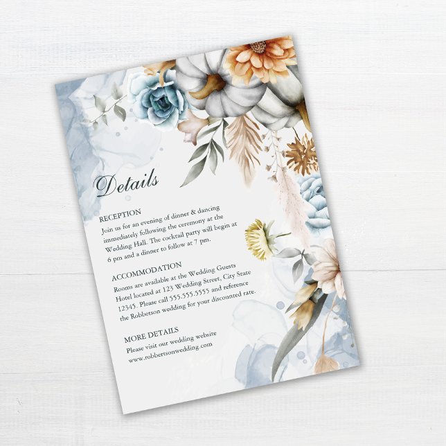 Convites Detalhes do Casamento com Abóboras e Flores Silves (Pumpkins with Wildflowers Wedding Details Card on wooden table.)