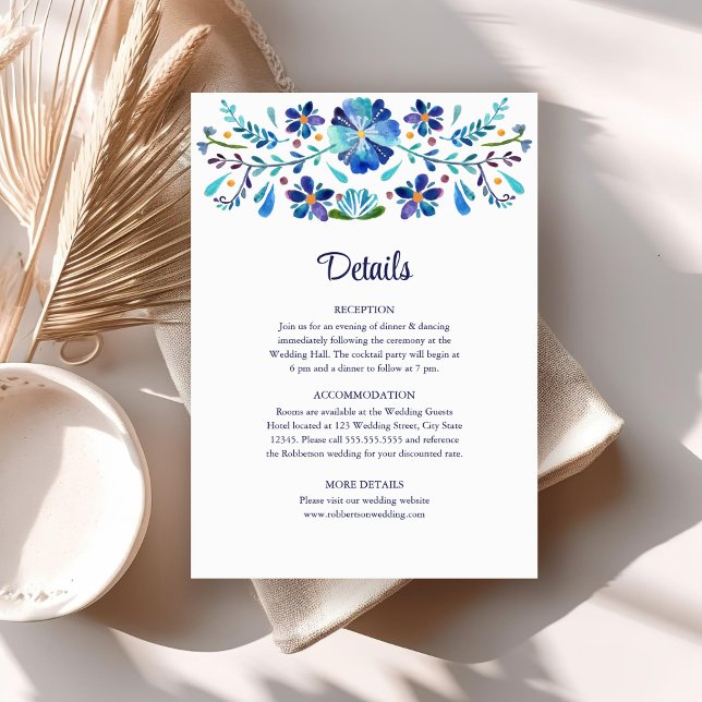 Convites Detalhes do Casamento de Fiesta Floral Azul e Bran (Blue and White Floral Fiesta Wedding Details Invitation on a neutral boho table.)