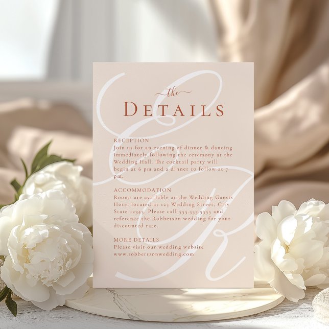 Convites Detalhes do Casamento de Terracotta Monograma Mini (Minimalist Terracotta Monogram Wedding Details Invitation on a sunny table with white peonies.)