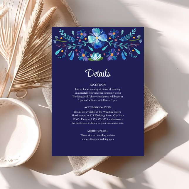 Convites Detalhes do Casamento Floral Fiesta marinho Azul M (Navy Blue Mexican Floral Fiesta Wedding Details Invitation on a neutral boho table.)