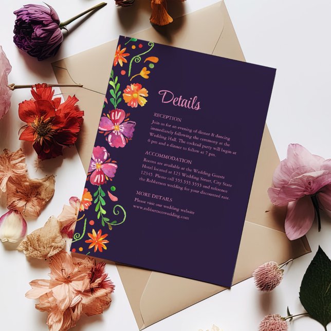 Convites Detalhes do Casamento Floral Fiesta Mexicano Roxo (Purple Mexican Floral Fiesta Wedding Details Invitation on a table surrounded with colorful flowers)