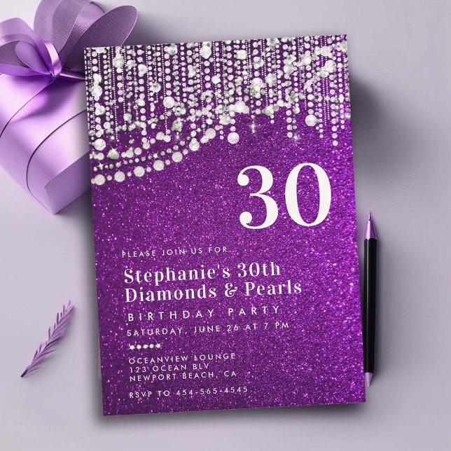 Convites Diamantes Pérolas Roxo aniversário de 30 anos (glam diamonds and pearls 30th birthday invitations for women purple glitter elegant classy bling)