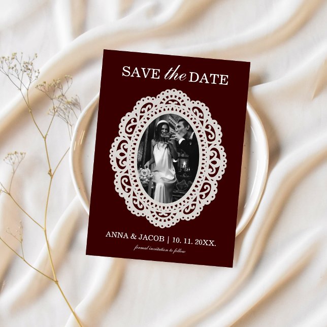 Convites Dinheiro Antigo Borgonha Foto Retro Renda Salvar a (Burgundy Old Money Aesthetic Save the Date Photo with Paper Lace)