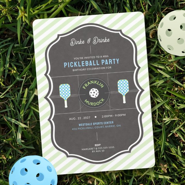 Convites Dinks e Drinks Green & Blue Aniversário de Pickleb (Striped Green Pickleball Birthday Invitation)