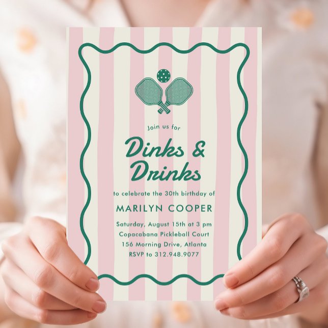 Convites Dinks e Festas de aniversário de Bebidas de Pickle (Dinks and Drinks Pickleball birthday party invitation with pink stripes and green wavy border)