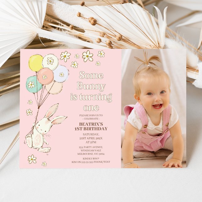 Convites Disias Rosa Balões Alguns primeiros aniversarios C (Modern some bunny is turning one 1st birthday invitation with daisies and balloons.)