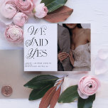 Convites Dissemos Sim Código QR de Recepção de casamento de<br><div class="desc">Nosso melhor anúncio de casamento ganha um upgrade elegante! Este anúncio de casamento branco e preto chico é uma forma excelente de deixar seus amigos e família saberem que você fugiu, teve uma cerimônia secreta, ou um casamento particular, e desejar comemorar com eles! A frente do cartão é projetada para...</div>