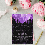 Convites Doce 16 balões de brilho roxo preto glamoroso<br><div class="desc">Para um doce elegante 16,  16 anos. Um fundo na moda preto. Decorado com brilho púrpura e balões. Personalize e adicione um nome,  idade e detalhes da festa. O nome é escrito com um script de estilo manuscrito</div>