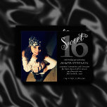 Convites Doce 16 | Cinza Grunge Faux Silver Glitter Foto<br><div class="desc">#Sweet16 Celebre este marco com este moderno roteiro de tipografia com letras humanas de cinza prateada e escura e o brilho "Sweet 16" com brilho metálico falso "Sweet" entrelaçado em uma cor d'água "16" com um fundo de pedra mármore. Este tema da 16ª festa de aniversário, sombrio, apresenta um texto...</div>