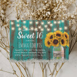 Convites Doce 16 Madeira Rita Rústica De Teal De Girassol<br><div class="desc">Rústica Floral de Girassol Floral Jar Teal Barn Wood & String Lights Sweet 16 Convites.</div>