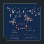 Convites Doce 16 Rosa de Borboleta Dourada Branca Moderno A<br><div class="desc">O Sweet 16 Rosa Dourado Butterfly Chic Modern Birthday Invances apresenta elegantes borboletas rosa douradas com luzes de cordas em um fundo azul com sua doce 16 Informações de Convite abaixo. Personalize editando o texto nas caixas de texto. Projetado para você por ©Evco Studio www.zazzle.com/store/evcostudio</div>