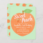 Convites Doce como um Peach Kids Segundo Aniversário<br><div class="desc">Celebre seu dia especial de docinho com este doce como um design de segundo aniversário para crianças. Design apresenta um grande pêssego contra um fundo verde-claro. O contrário é um padrão de pêssegos. Você pode personalizar isso ainda mais clicando no botão "PERSONALIZAR". Itens Correspondentes no nosso compro para um tema...</div>