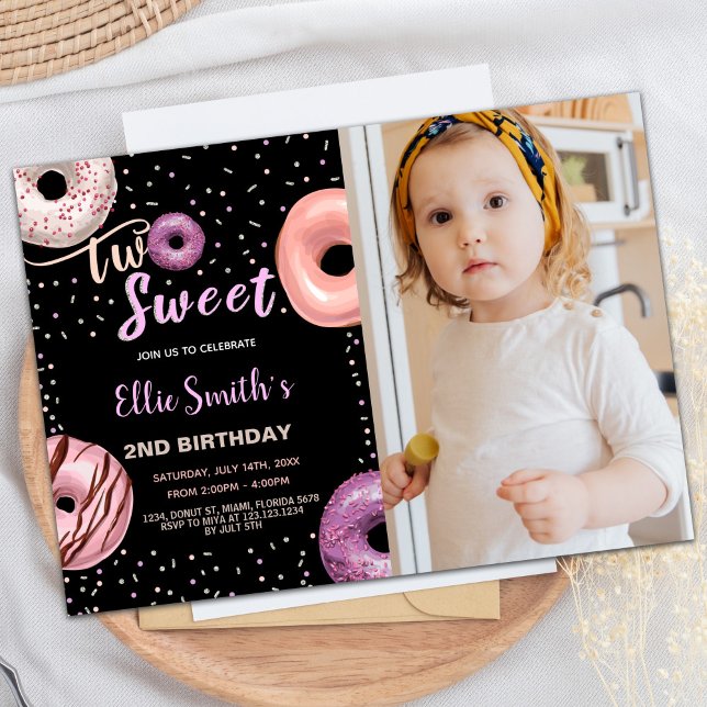 Convites Dois fininhos de Rosquinha rosa-preto (Two Sweet Black Pink Photo Donut Birthday Invitation)