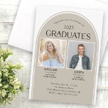 Convites Dois Formandos De Arco Duplo Graduação<br><div class="desc">Este moderno convite para a graduação apresenta um design especificamente para dois formandos. O convite é perfeito para irmão e irmã,  gêmeos ou amigos. O plano de fundo apresenta uma forma de arco bronzeado.</div>
