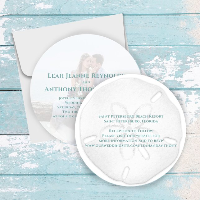Convites Dólar Tropical de Praia Minimalista (Beach Sand Dollar circle invitation. With turquoise lettering.)