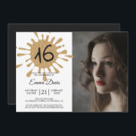 Convites Dourada Splash Sweet 16 16ª Foto de Festa de anive<br><div class="desc">Um suave convite de 16 festas de aniversário moderno, com um salto de ouro e o número 16 na tipografia moderna. Mande este glamouroso reluzente dourado e 16º convite para comemoração da festa de aniversário negra para sua família e amigos. Basta adicionar sua foto e detalhes pessoais a este décimo...</div>
