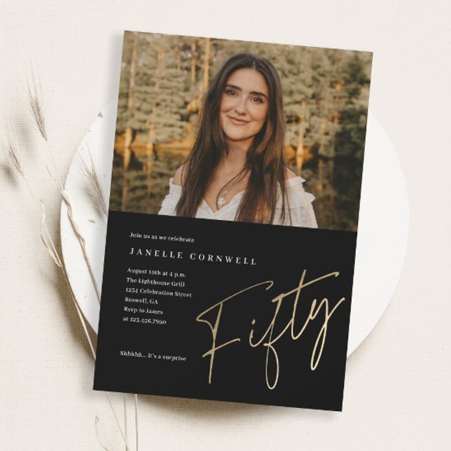 Convites Dourado 50º aniversário da Foto com Script Minimal (Elegant Modern Black and Gold Script Fifty Photo 50th Birthday Party Invitation.)