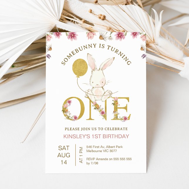 Convites Dourado Balão Flores Selvagens Algum primeiro aniv (Some bunny is turning one 1st birthday invitation with a white bunny, wildflowers and old balloon.)
