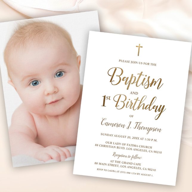 Convites Dourado batismo simples e fotografia de primeiro a (Baby photo baptism and first birthday invitation template. gold and white.)