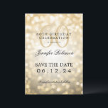 Convites Dourado Bokeh 60th Birthday Guarde a Data<br><div class="desc">Design de "60ª Festa de aniversário" elegante com luzes Bokeh e nome personalizado e texto de detalhes. Fácil de usar e fácil de personalizar. Faça o pedido hoje!</div>