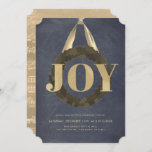 Convites Dourado concerto de Natal do Quadro de Chalkboards<br><div class="desc">Este concerto de natal moderno e simples / programa musical de férias / recital de piano de natal / concerto musical de natal apresenta uma palavra "JOY" em folha de ouro falsa sobre um fundo branco de marfim com folhagem / coroa verde com fita de satírico dourado. O verso apresenta...</div>