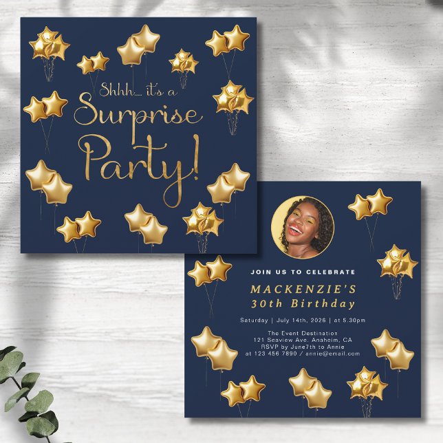 Convites Dourado E Marinho Surpreende Qualquer Festa de ani (Surprise party invitations in blue and old with photo on grey wood background.)