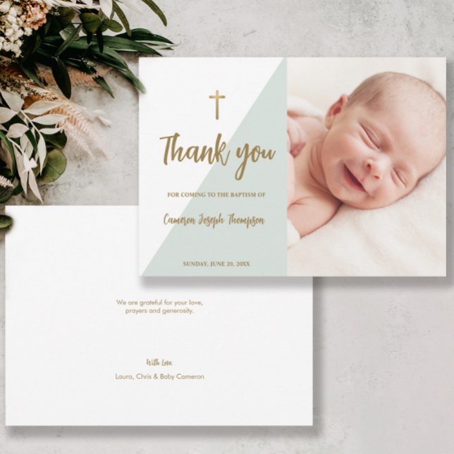 Convites Dourado verde-sábado, Batismo moderno para bebês (Baby baptism gold cross and green photo thank you card.)