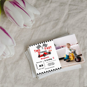 Convites Duas festas de segundo aniversário Rapaz de corrid