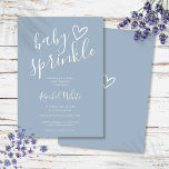 Convites Dusty Blue Baby Boy Sprinkle Chá<br><div class="desc">Um convite moderno e minimalista para o chá de bebê,  com coração desenhado à mão e tipografia na moda num fundo azul empoeirado. Projetado por Thisnotme©</div>