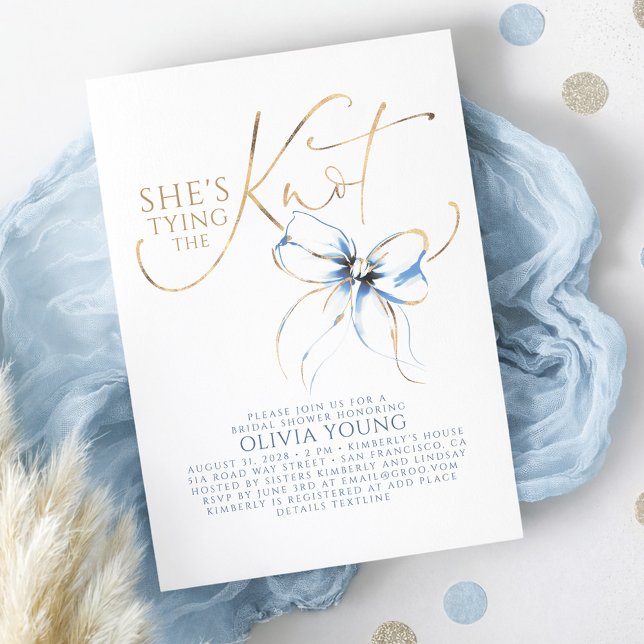 Convites Dusty Blue Bow She's Tying The Knot Bridal Shower (Dusty Blue Bow Bridal Shower Invitation Romantic Elegant Calligraphy with French Vintage Ribbon)