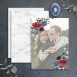 Convites Dusty Blue Burgundy Foto Dourada sobre Vellum Over<br><div class="desc">Moderno e moderno, este bonito convite para o casamento design apresenta um falso ouro geométrico amarelo embelezado com rosas e flores cor d'água empoeiradas e cor de borda, sobre uma falso camada de velo, mostrando sua foto de noivado favorita atrás. Os nomes dos casais e alguns detalhes do casamento estão...</div>