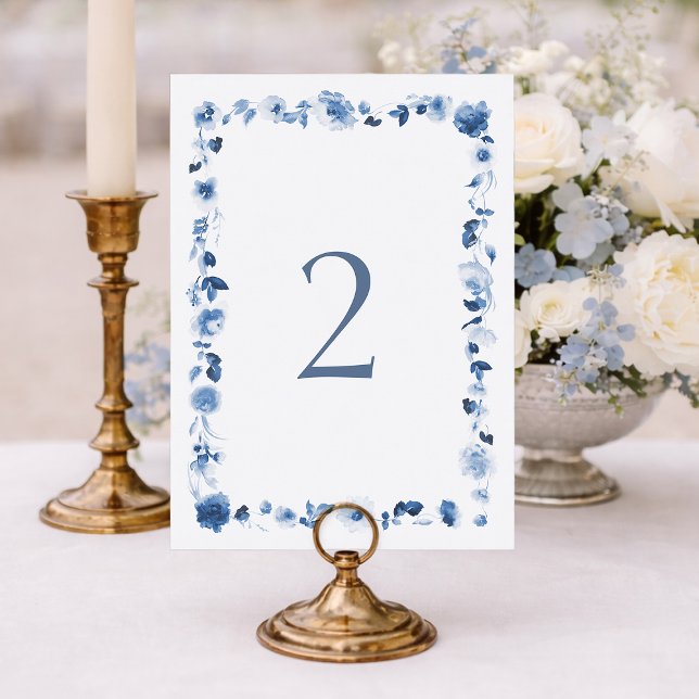 Convites Dusty Blue Floral Wedding Table Numbers 1–29 (Criador carregado)