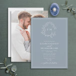 Convites Dusty Blue Leafy Crest Monograma Foto Casamento<br><div class="desc">Estamos adorando este moderno convite de casamento azul empoeirado! Simples, elegante e tão bonito, ele apresenta uma coroa desenhada à mão rodeando um monograma moderno de casamento. É personalizado em tipografia elegante, e acentuado com caligrafia manuscrita. Finalmente, ele é guardado em um quadro delicado e a parte traseira do cartão...</div>